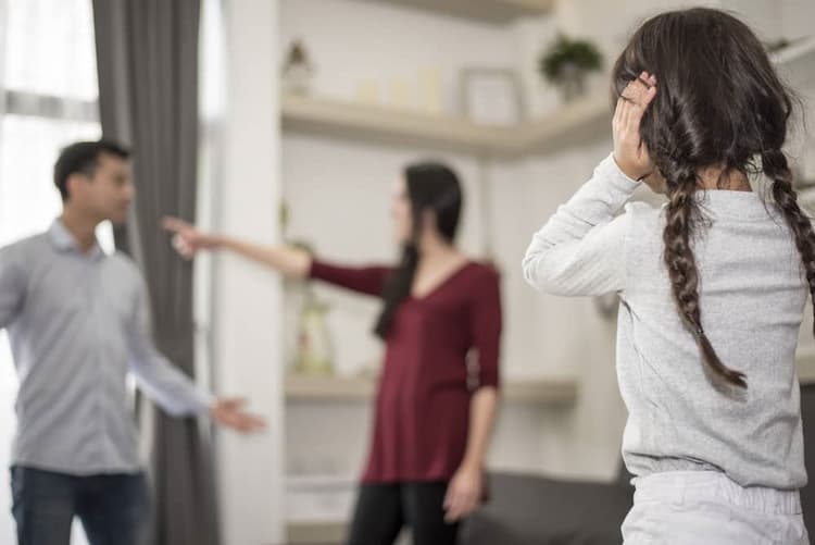 כיצד ניתן להתמודד עם הורה המנכר את ילדיו כלפי ההורה האחר בגירושין או אחריהם?