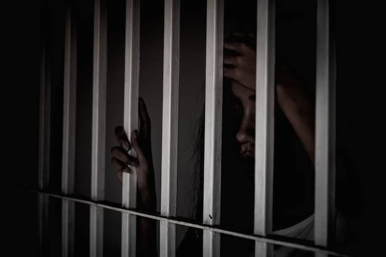 הגרוש של הסוהרת החשודה בקיום יחסי מין עם אסירים דורש: תנו לי משמורת על בתי