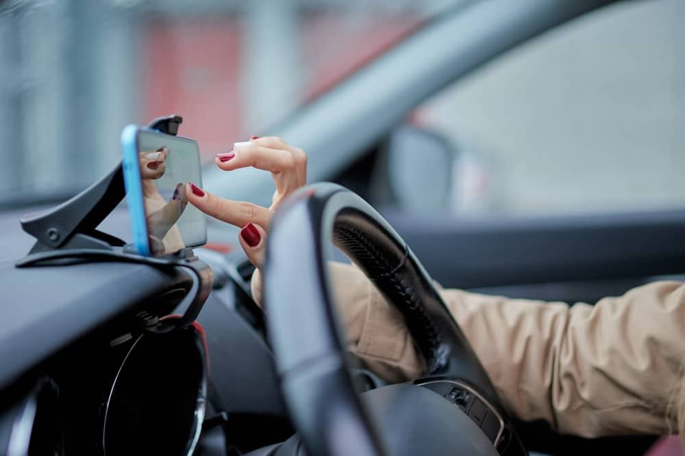 שימוש בטלפון נייד בזמן נהיגה – כל מה שחשוב שתדעו