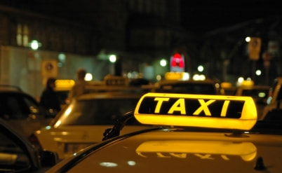שלילת רשיון נהיגה ועבודות שירות לנהג מונית שהפקיר נוסעת שנפצעה