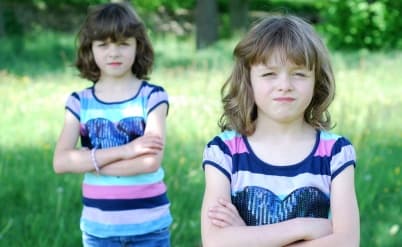 אימוץ ילדים - בוטלה הכרזה על תאומות בנות אימוץ