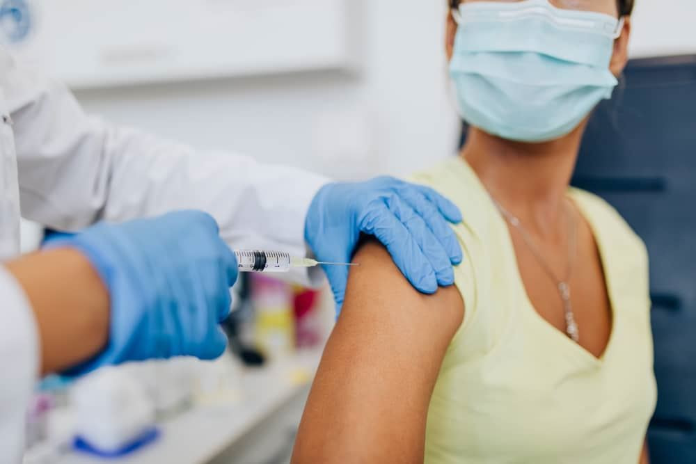 מבצע החיסונים נגד קורונה החל: האם ניתן להכריח להתחסן?