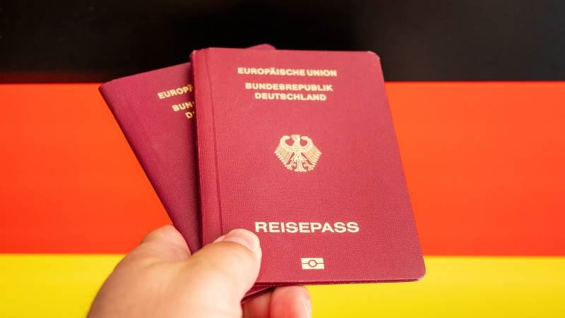 שנה לאחר המהפכה: אלפי ישראלים זכאים לקבלת  דרכון גרמני
