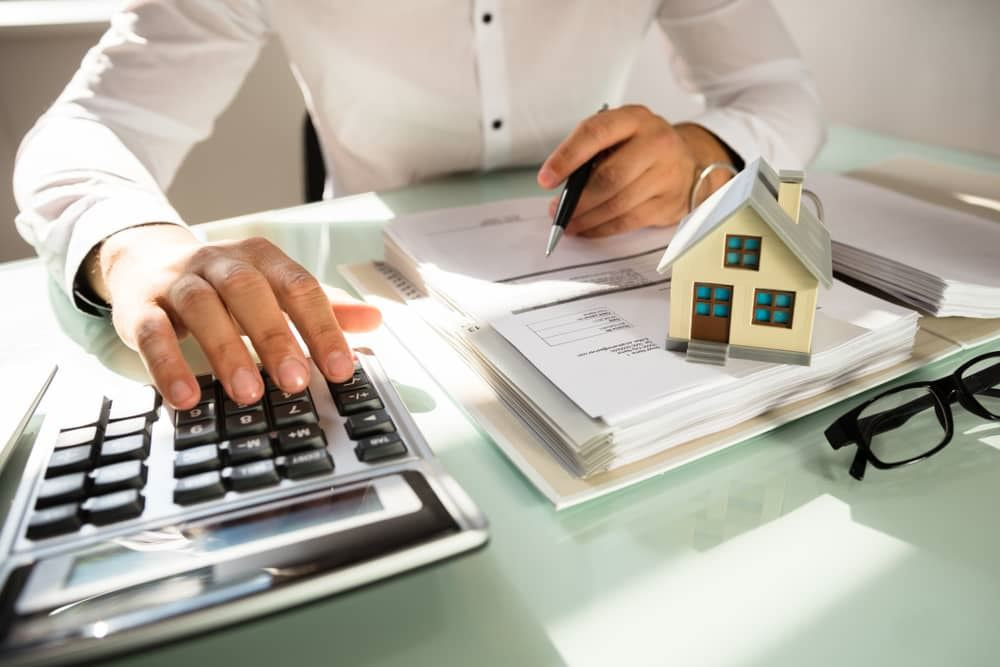 כיצד ניתן להפחית את תשלום מס השבח בעת מכירת דירה או מבנה עסקי?